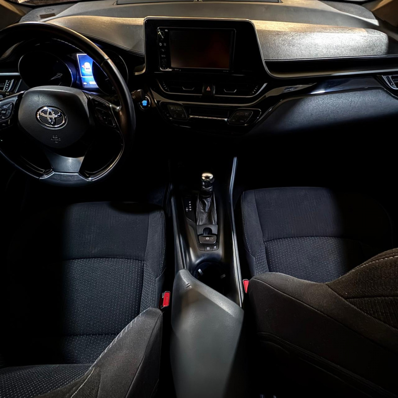 Toyota C-HR  5 pts. Base, CVT, a/ac. Aut., f. led, RA-17 2018